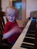 Lea übt fleißig Klavier